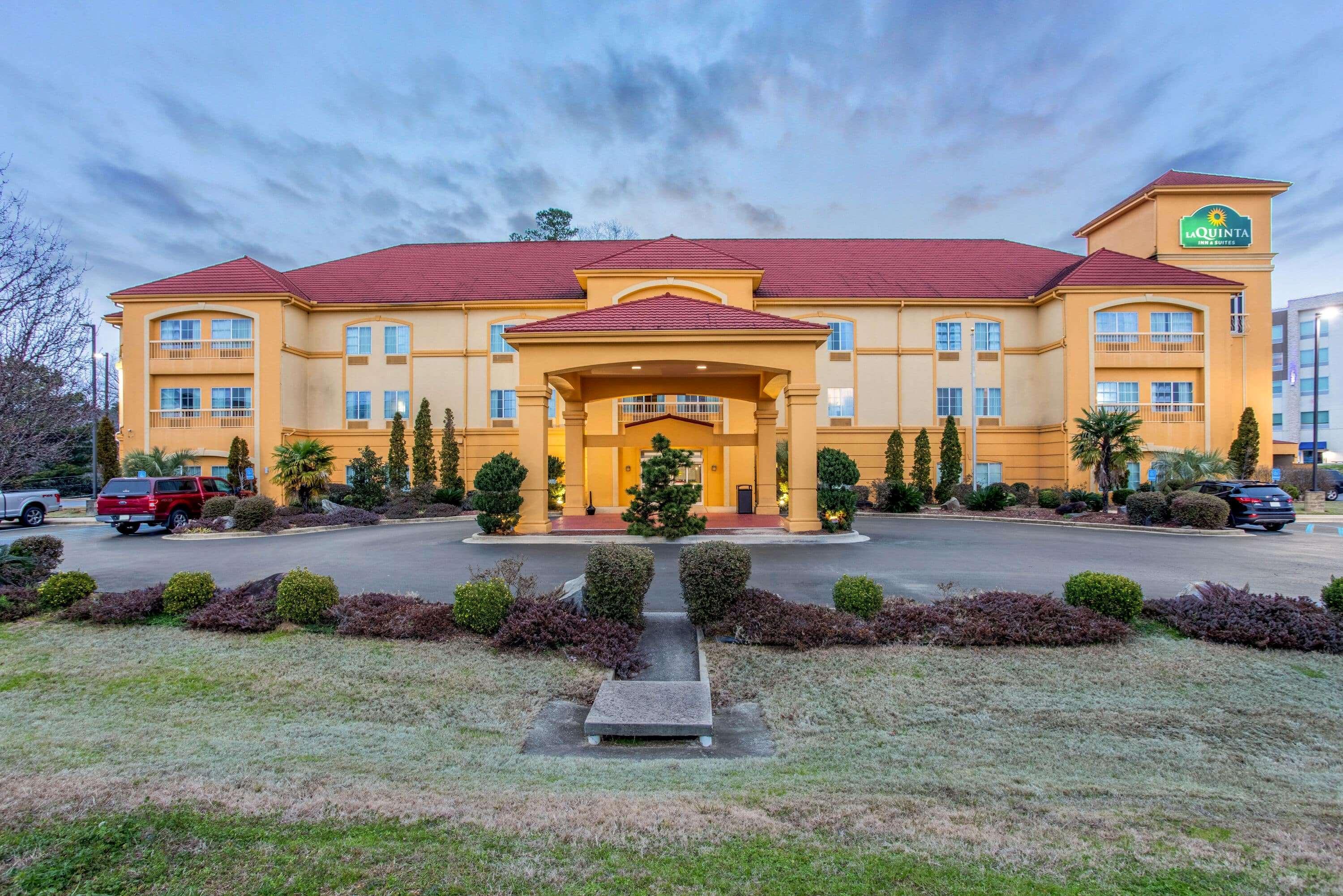La Quinta Inn & Suites Fultondale Exterior photo