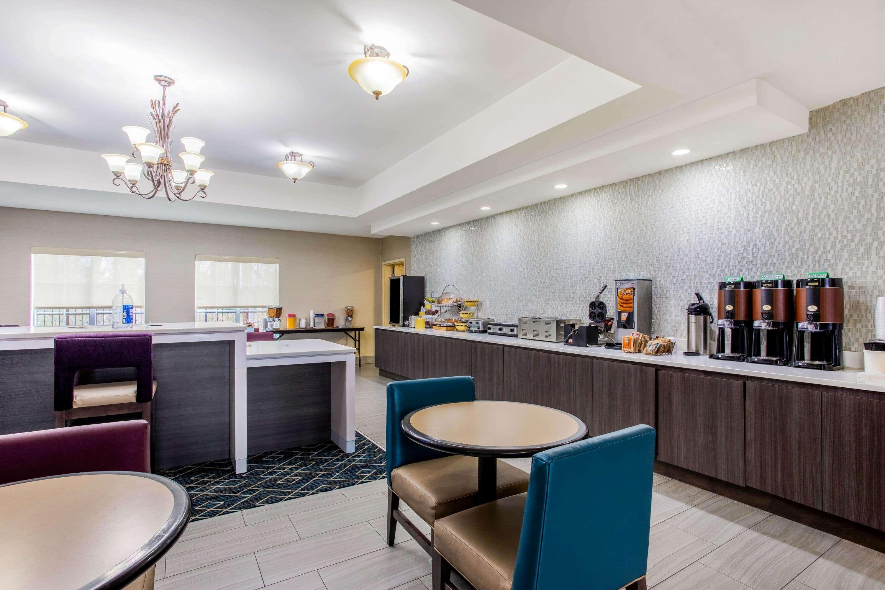 La Quinta Inn & Suites Fultondale Exterior photo