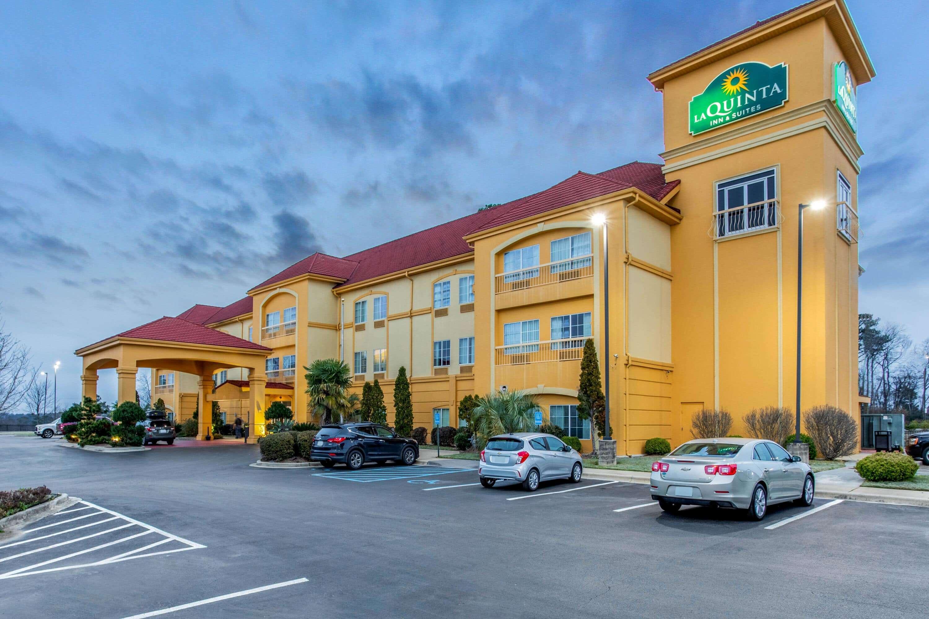 La Quinta Inn & Suites Fultondale Exterior photo
